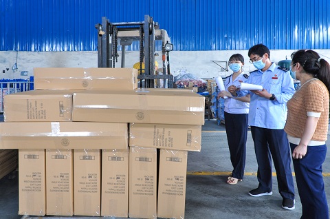 74检查人员核查企业原材料采购和存货情况.