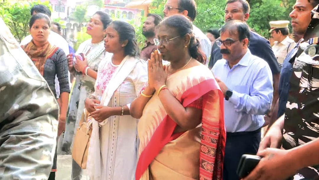 ·莫尔穆（中）在祈祷。