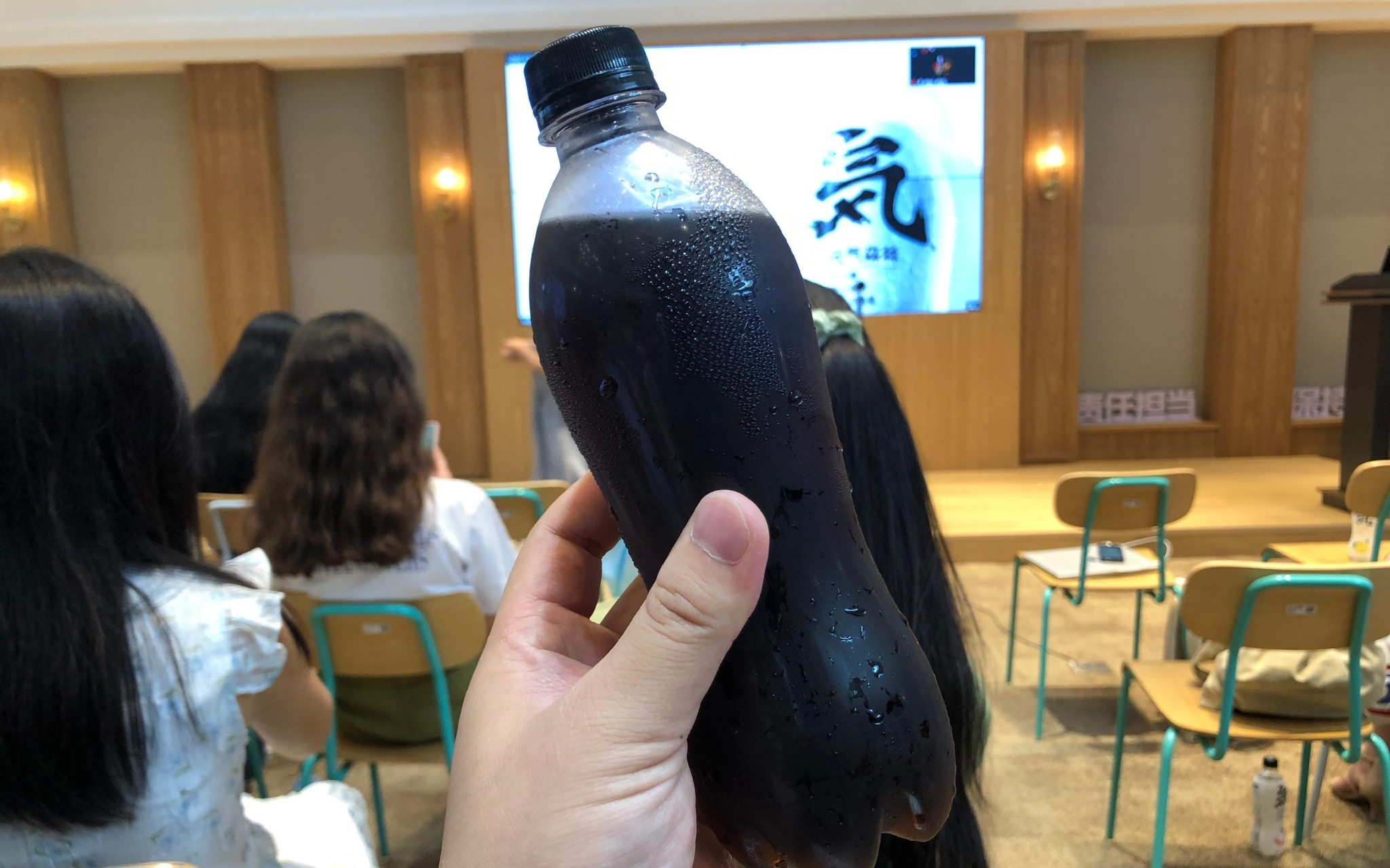 由于产品未上市，新京报记者拿到的“元气可乐”是无标签版。 新京报记者 王子扬 摄