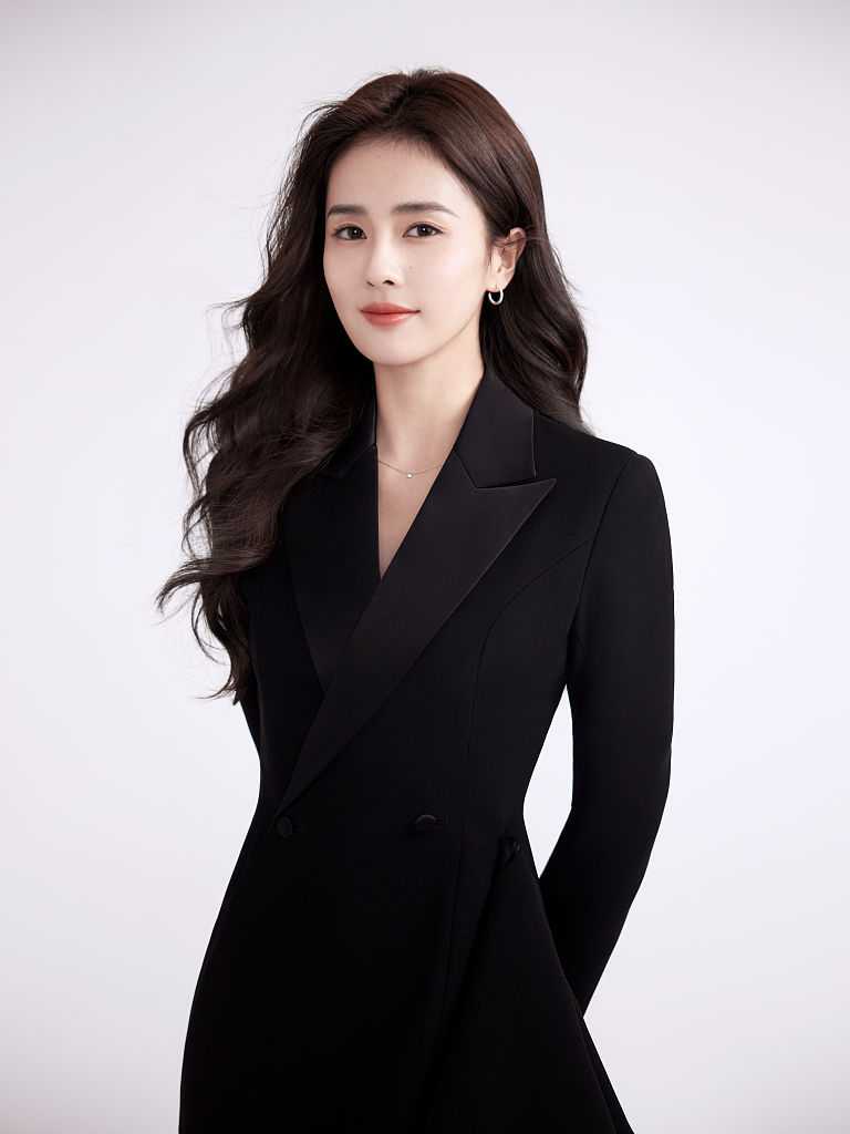 白鹿穿黑色收腰设计感西服套装拍写真 波浪卷发配红唇又美又飒_高清