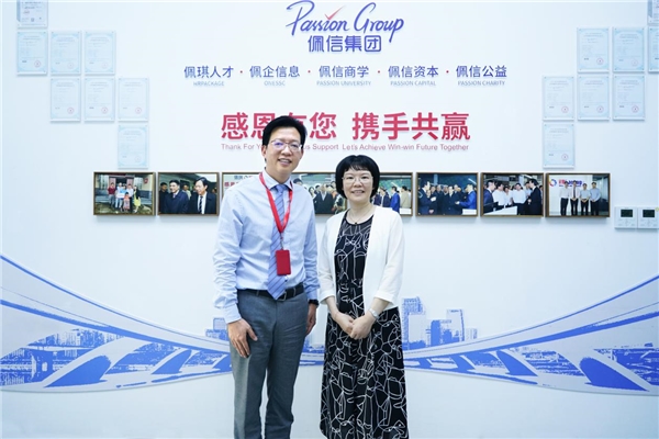 　　▲左:佩信集团创始人兼董事长张东进 右:嘉定区人力资源和社会保障局局长王晓燕