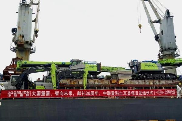 　　△中联重科200多台高端装备从天津港驶向土耳其