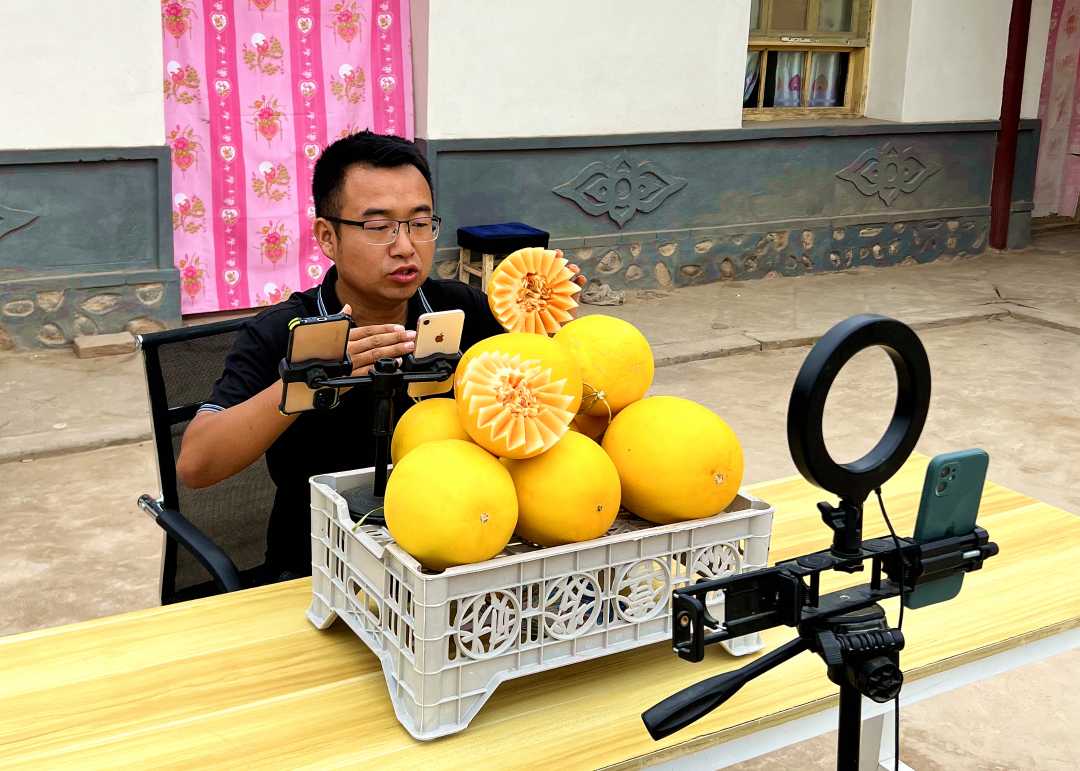 主播在直播带货,让民勤蜜瓜"火"遍全国.马爱彬摄
