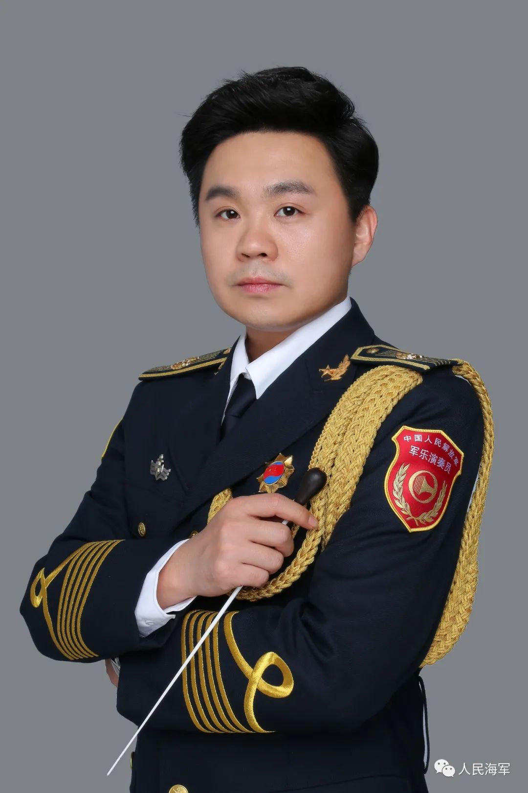 指挥:李一明海军军乐团指挥,2010年毕业于上海音乐学院并考入海军