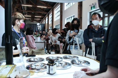 　　麦卢卡纯源蜂蜜BEE+展位前排起了长队