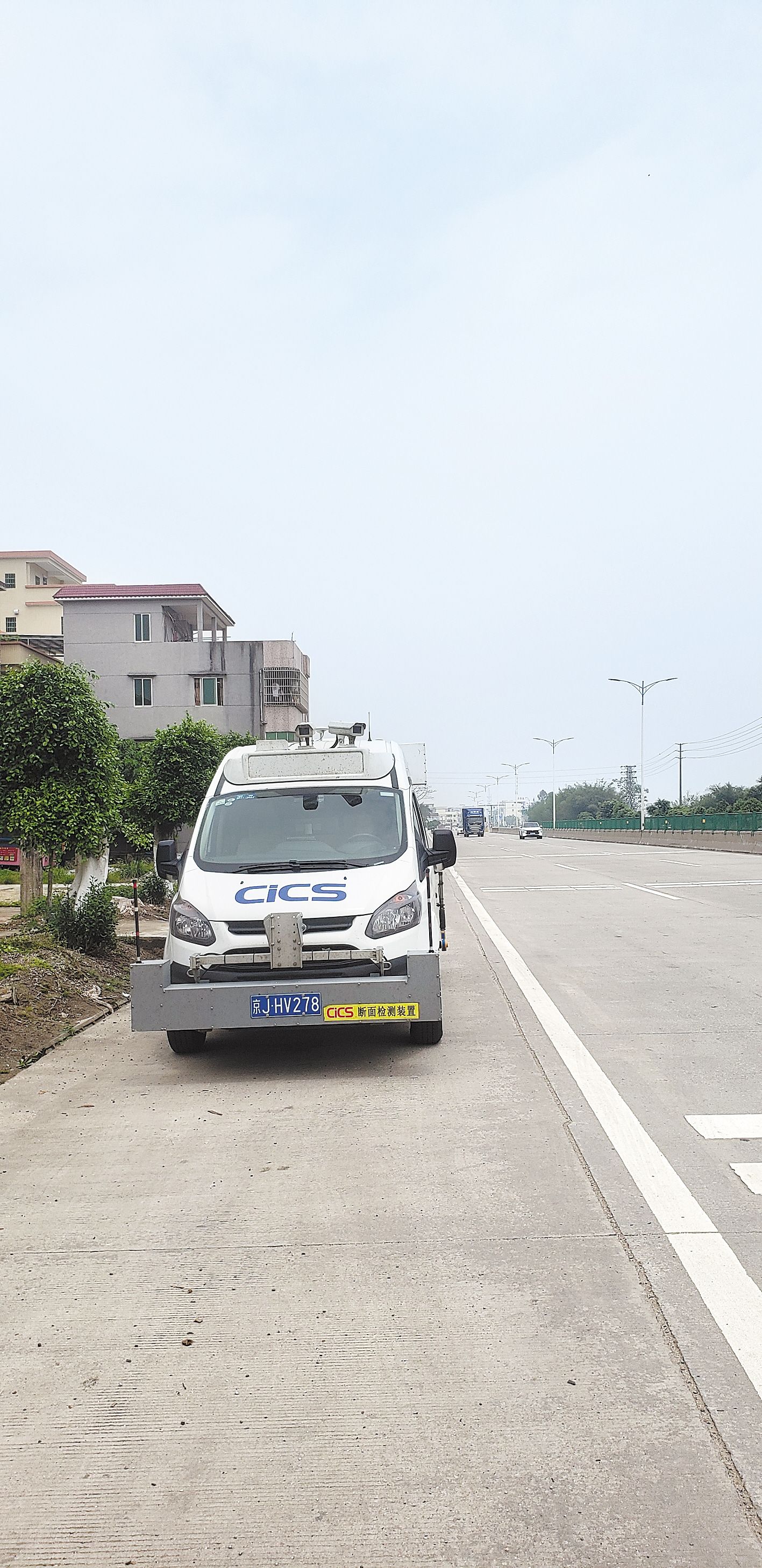 近日,固安县交通运输局正在用专业车辆对路况进行检测评定.