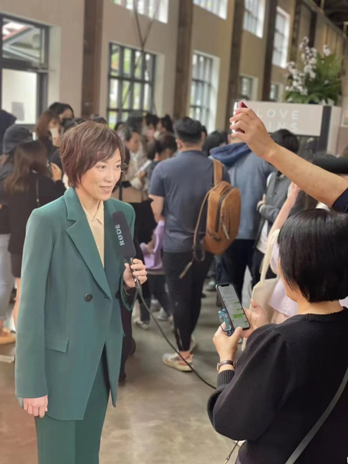 　　ABM联合创始人Livia现场接受北美媒体采访