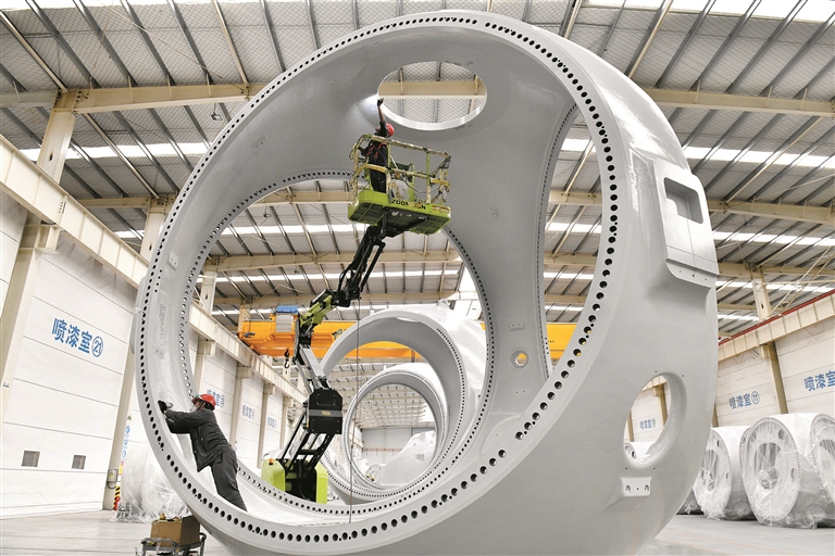 图②在山东省惠民县风电装备产业基地涂装车间,工作人员对风电轮毂