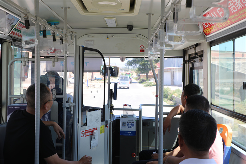 这是乘客乘坐公交车出行.&nbsp; 仝辉,马志野摄