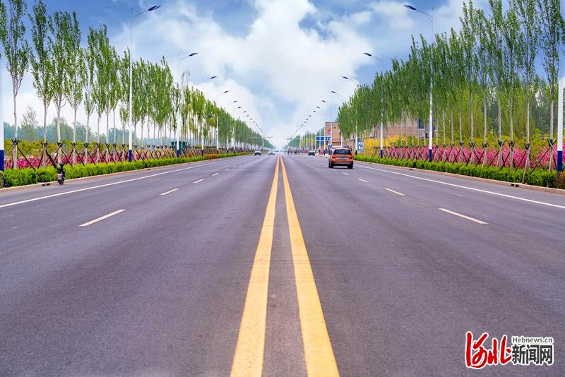 近日拍摄的固安县固东公路.通讯员谭磊摄