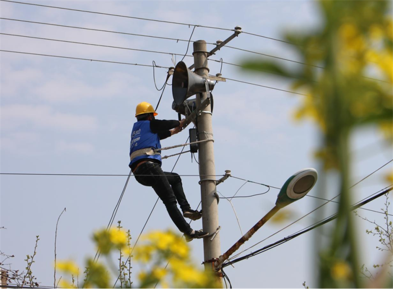 中国移动陕西公司咸阳分公司网络维护人员董涛在高空作业