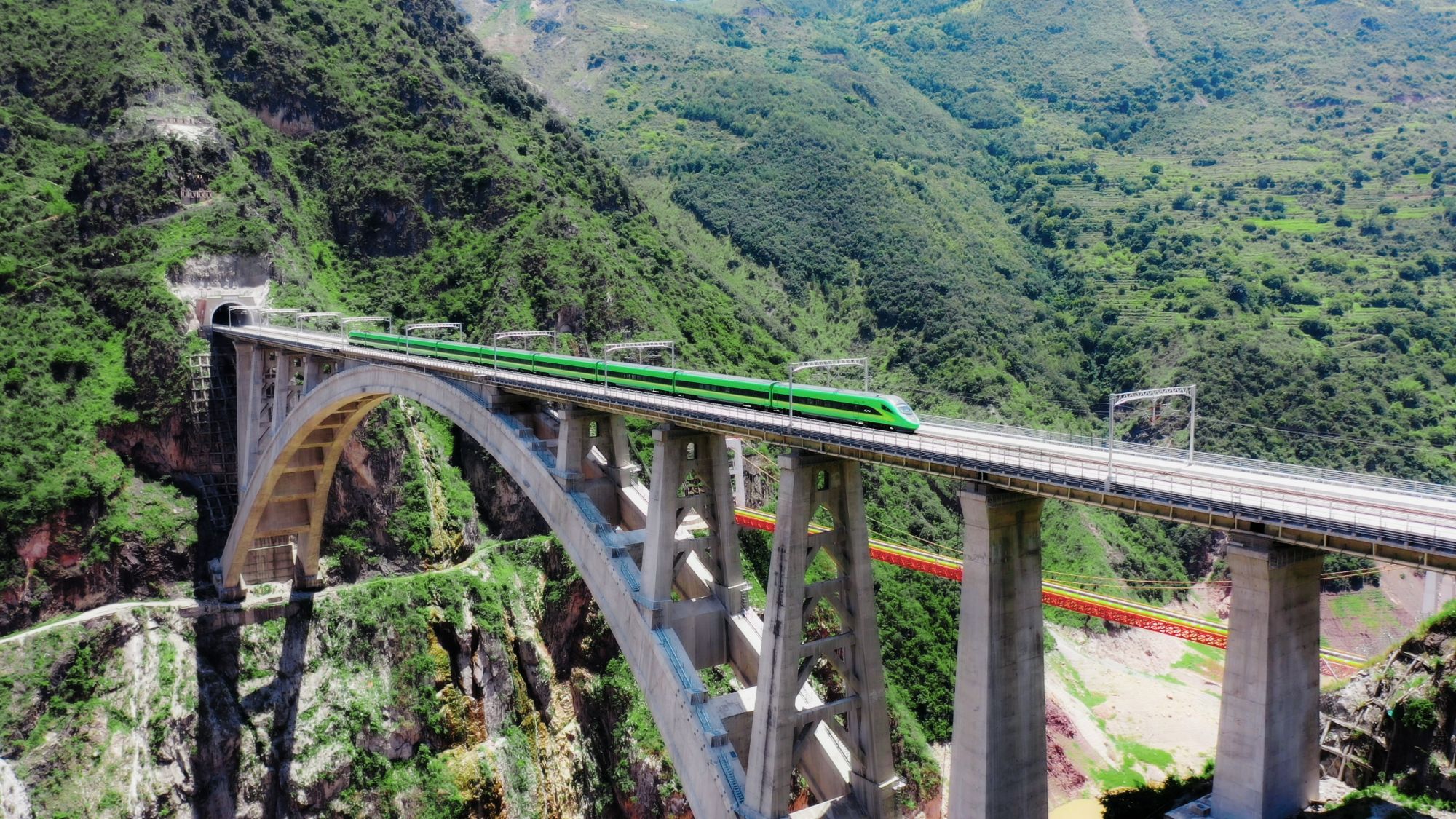 绿巨人通过澜沧江大桥(姚巍 摄)