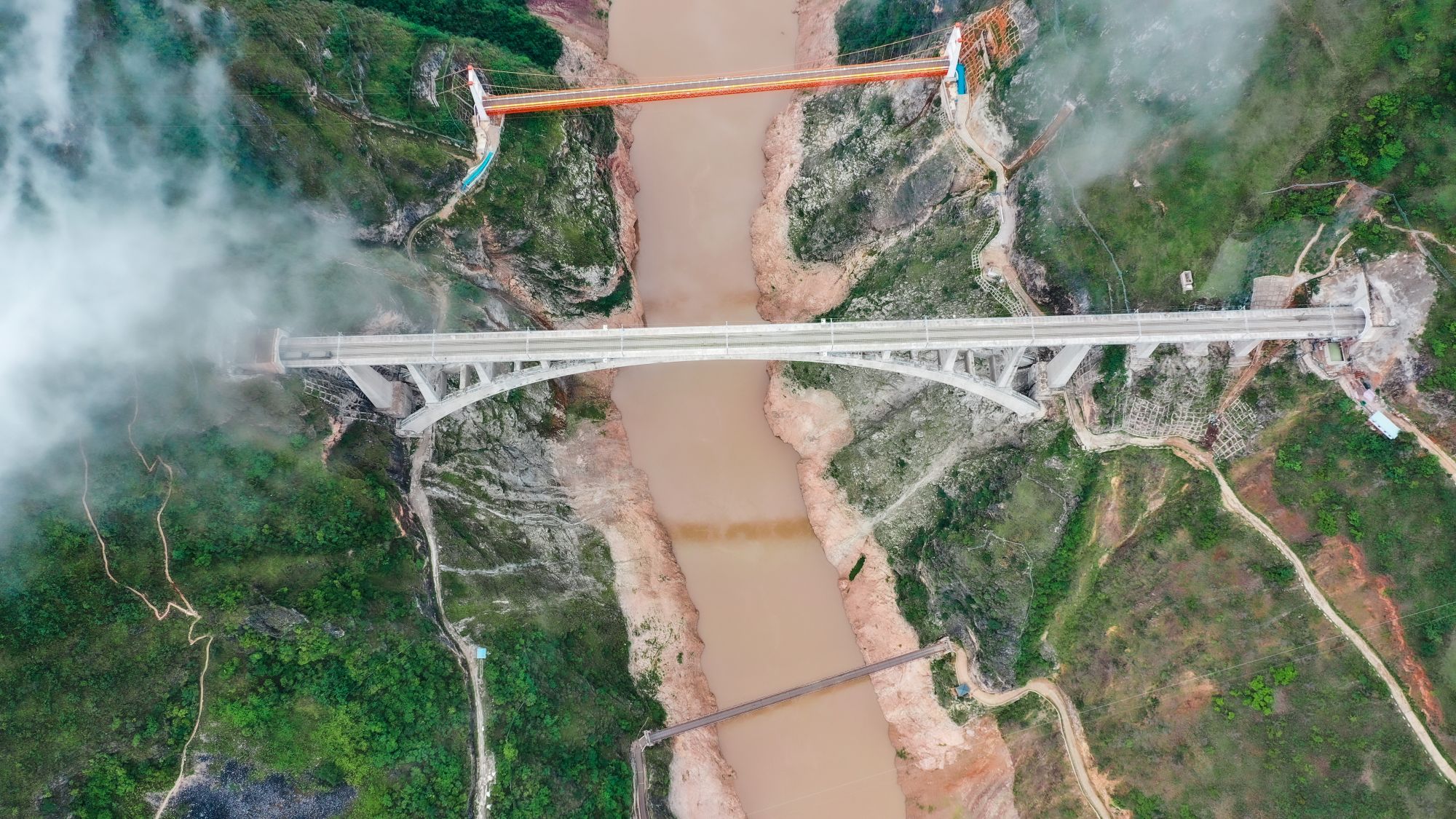 澜沧江大桥(姚巍 摄)高处要胜寒,澜沧江特大桥建设困难重重.