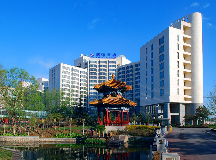 如今,随着温都水城湖湾酒店的开业升级,集吃住行娱一条龙服务已经形成