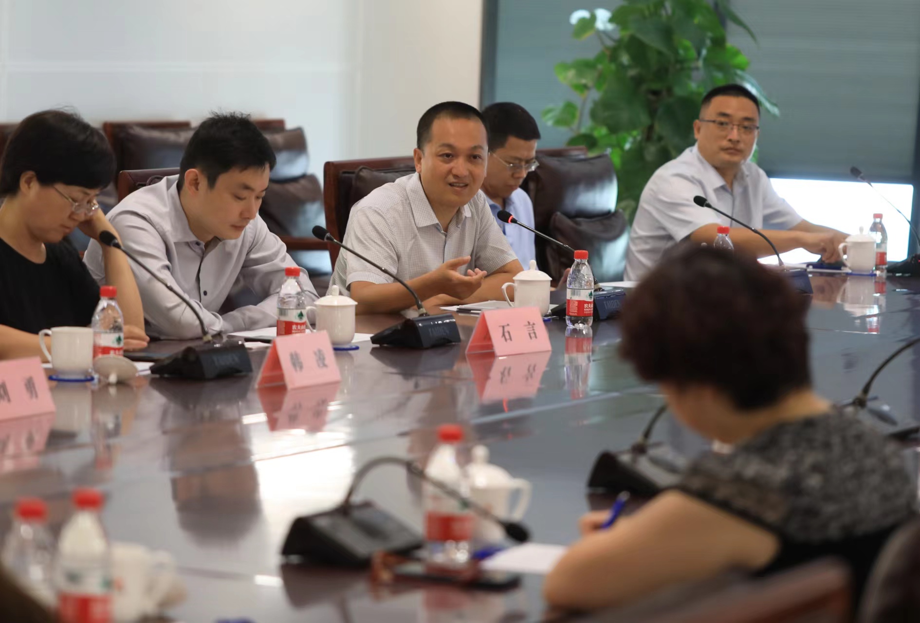 联盟副理事长,睿格钛氪(北京)技术有限公司ceo杜宁(中)在发布会上发言