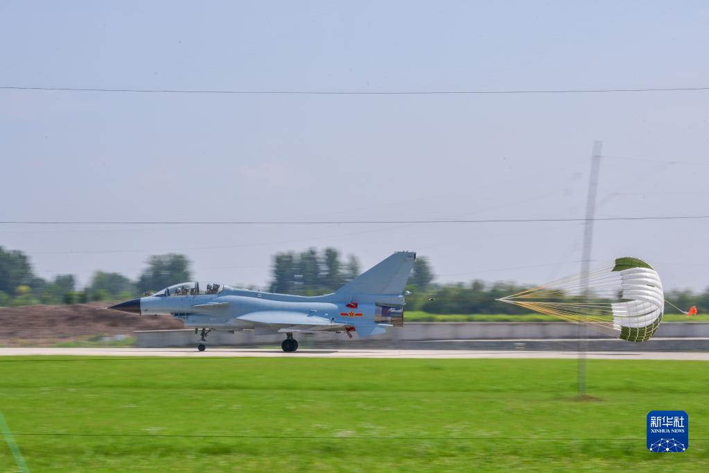 空军首批歼-10飞行学员完成飞行技术考核在石家庄飞行学院某旅机场