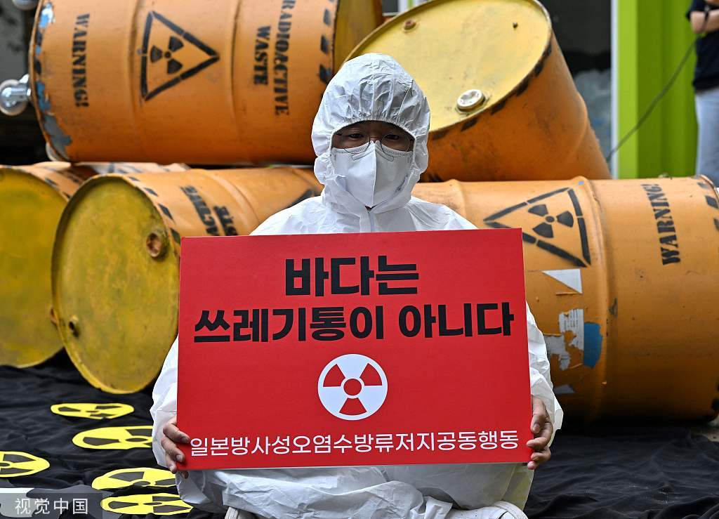 韓國環保人士通過行為藝術抗議日本核汙染水排海計劃 圖源 視覺中國