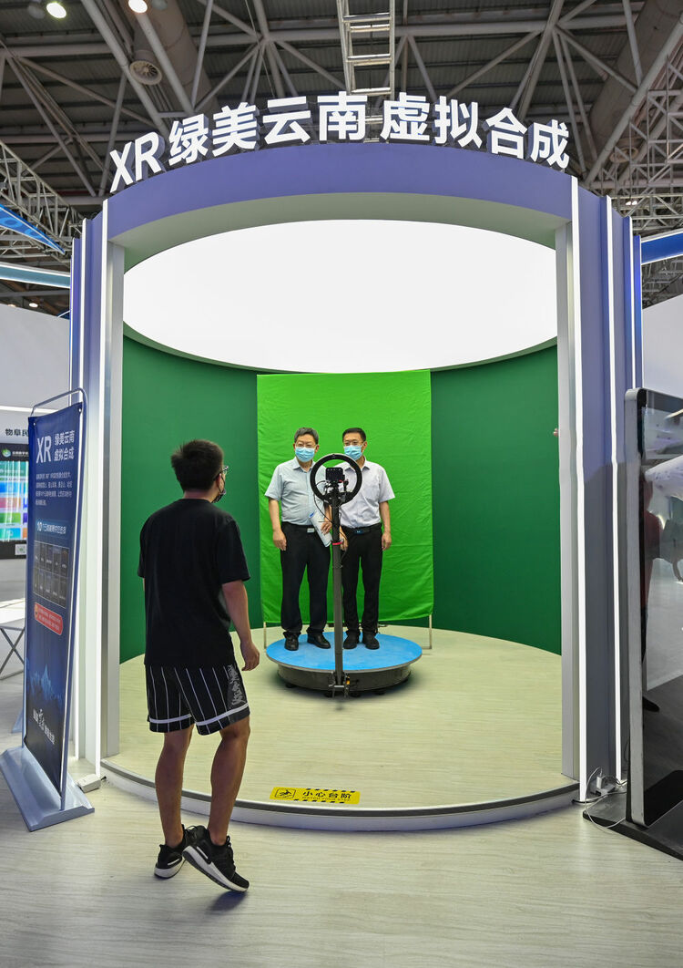 ↑7月22日，观众在第五届数字中国建设成果展览会上体验“XR绿美云南 虚拟合成”项目。新华社记者 周义 摄