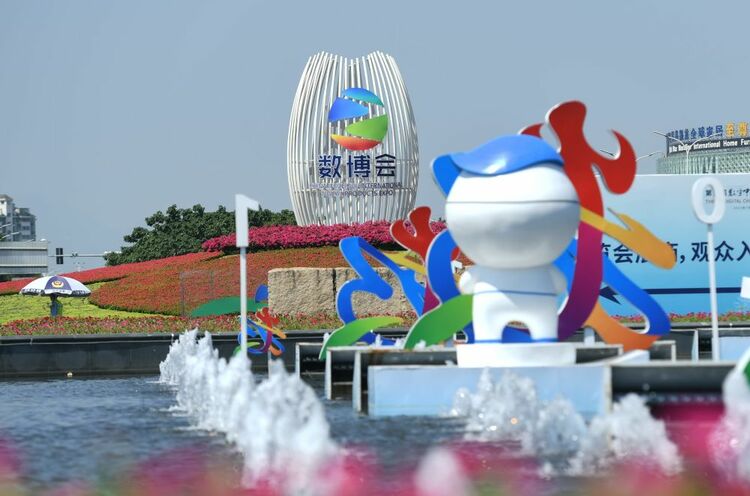 ↑7月22日拍摄的第五届数字中国建设成果展览会展馆外景。新华社记者 林善传 摄