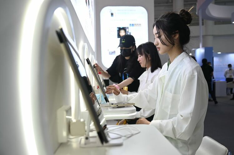 ↑7月22日，参观者在第五届数字中国建设成果展览会上体验虚拟试妆。新华社记者 林善传 摄
