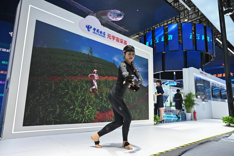 ↑7月22日，工作人员在第五届数字中国建设成果展览会上展示“元宇宙采茶”项目。新华社记者 周义 摄