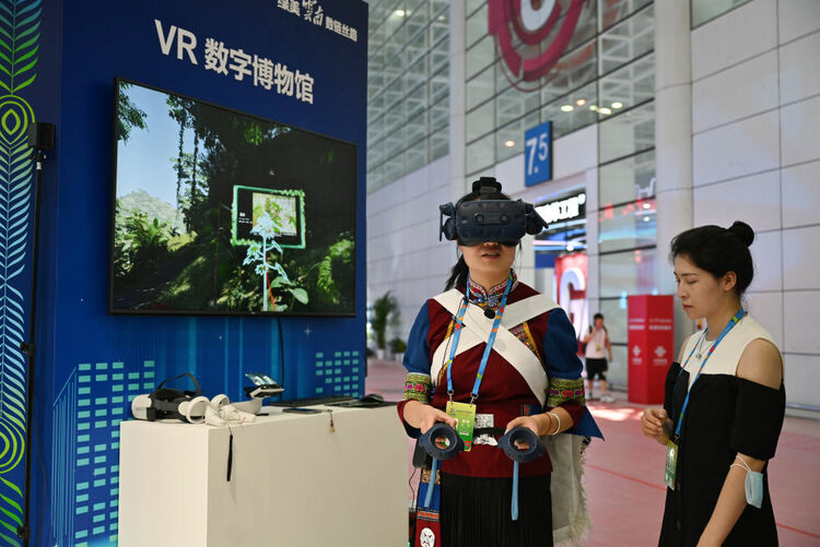 ↑7月22日，观众在第五届数字中国建设成果展览会上体验VR数字博物馆项目。新华社记者 周义 摄