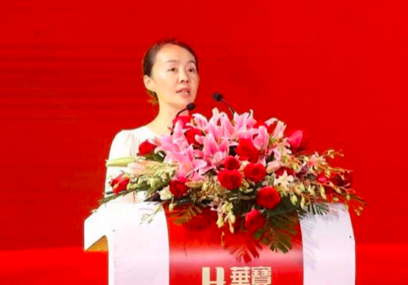 2018年2月末，朱林瑶在华宝股份上市活动上发言。图片来源：华宝股份微信公众号