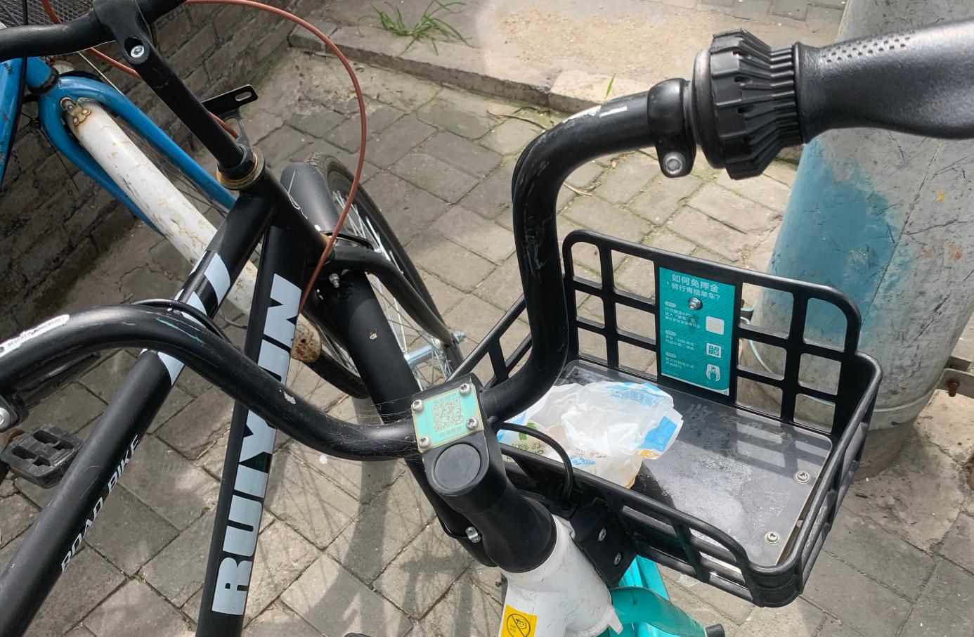 京城共享单车车筐成为"垃圾筐",扔的最多的是它|共享单车_新浪财经