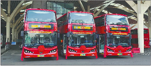 7月22日,济南公交60部双层巴士正式上路.