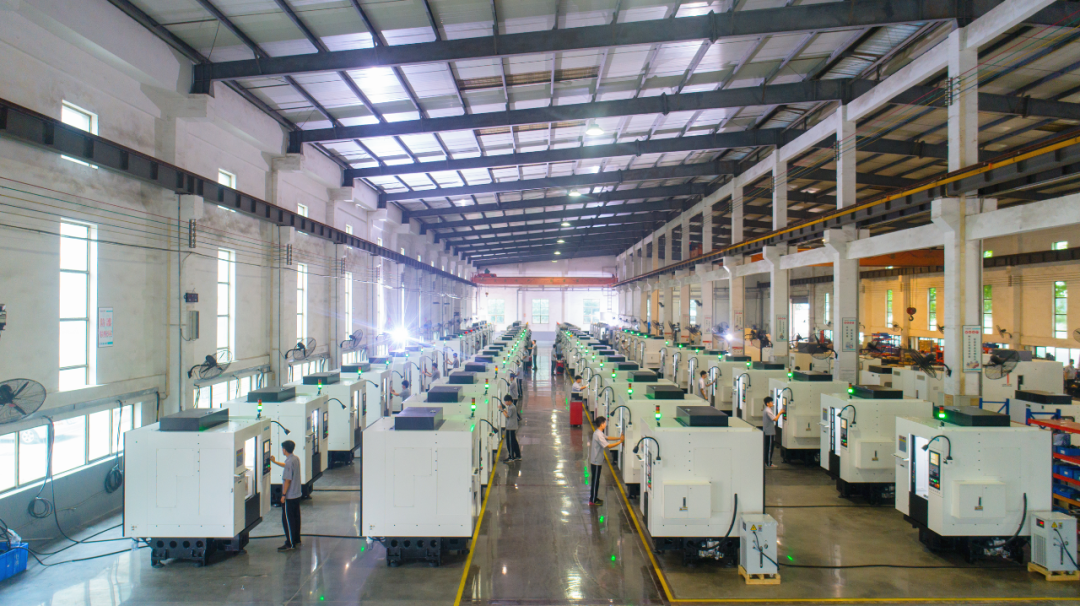 科杰生产车间呈现出一派忙碌景象,一台台数控机床产品正加紧赶制.