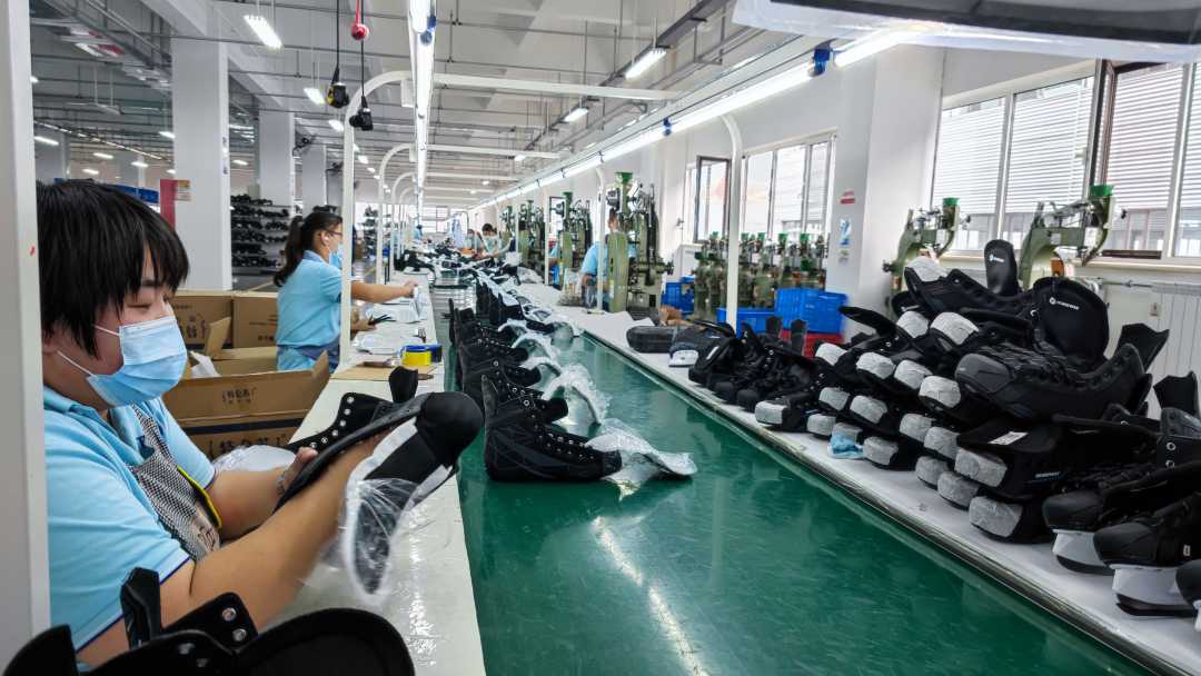 姚伟帅摄截至目前,该冰雪运动装备产业园已建成轻型装备车间15栋,重型
