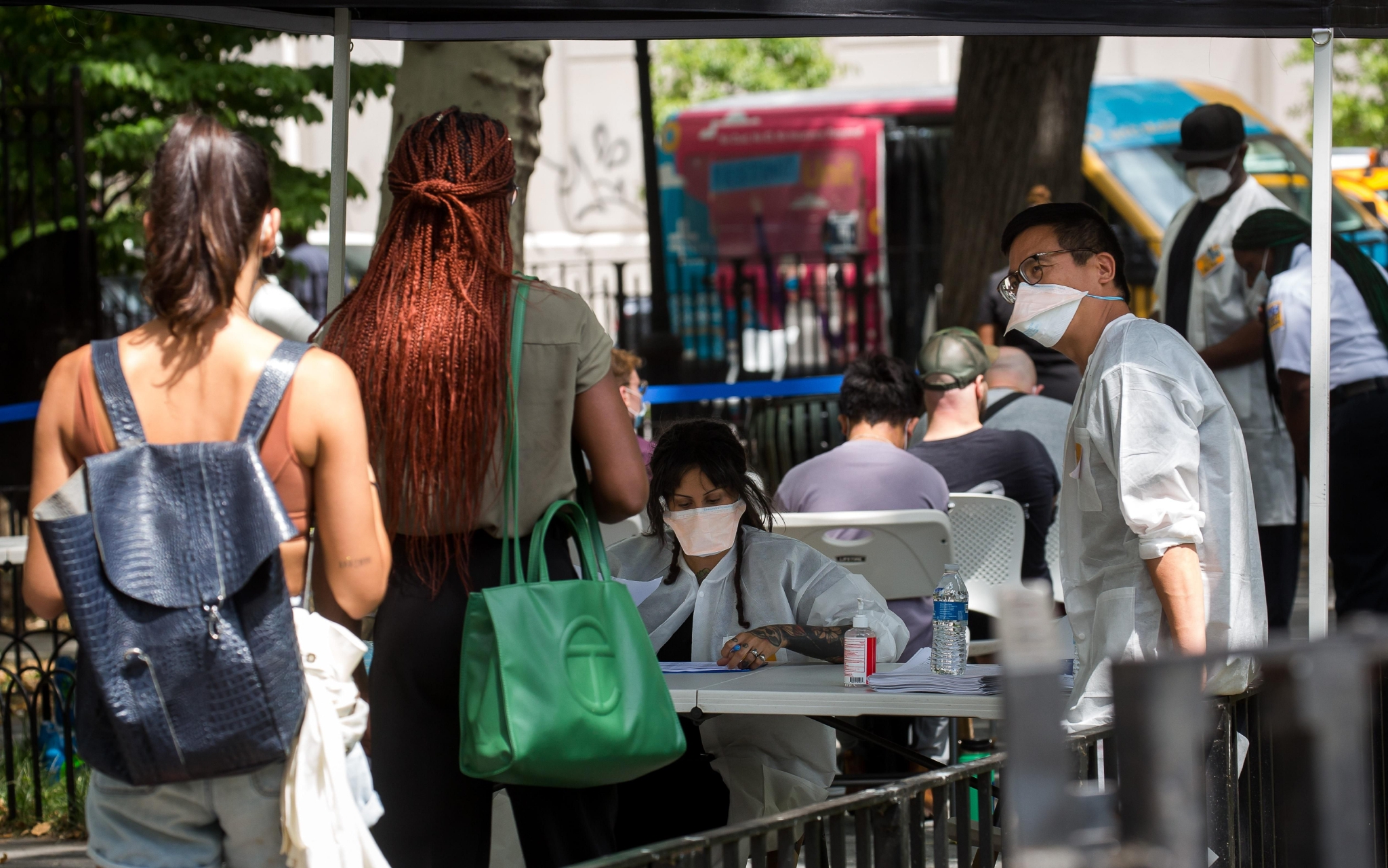 ▲7月14日，人们在美国纽约一处疫苗接种点等待接种猴痘疫苗。图/新华社