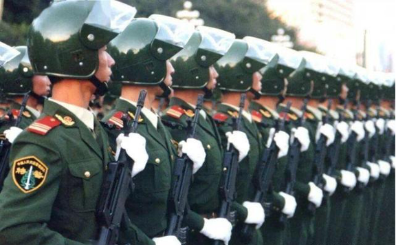 防护性能更好有一种头盔代表着严明的纪律,这就是纠察头盔