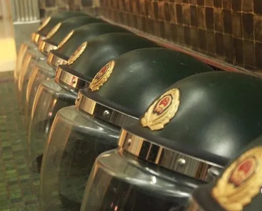 那些年,我们戴过的武警头盔|武警_新浪财经_新浪网