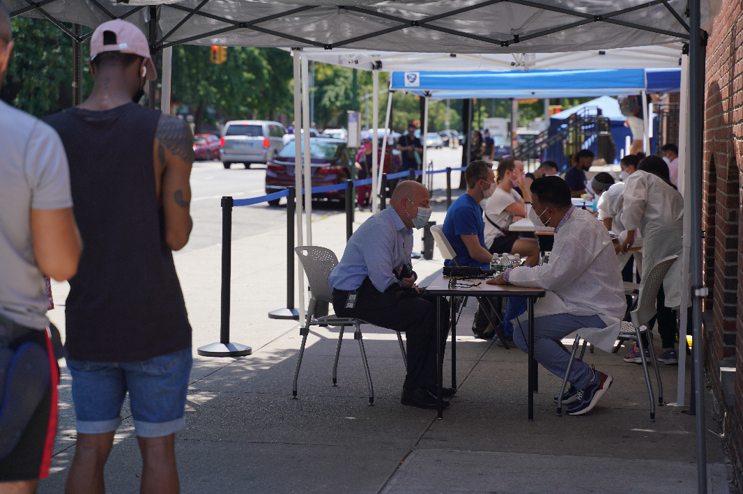 当地时间2022年7月14日，美国纽约，民众排队等候接种猴痘疫苗。图/IC photo