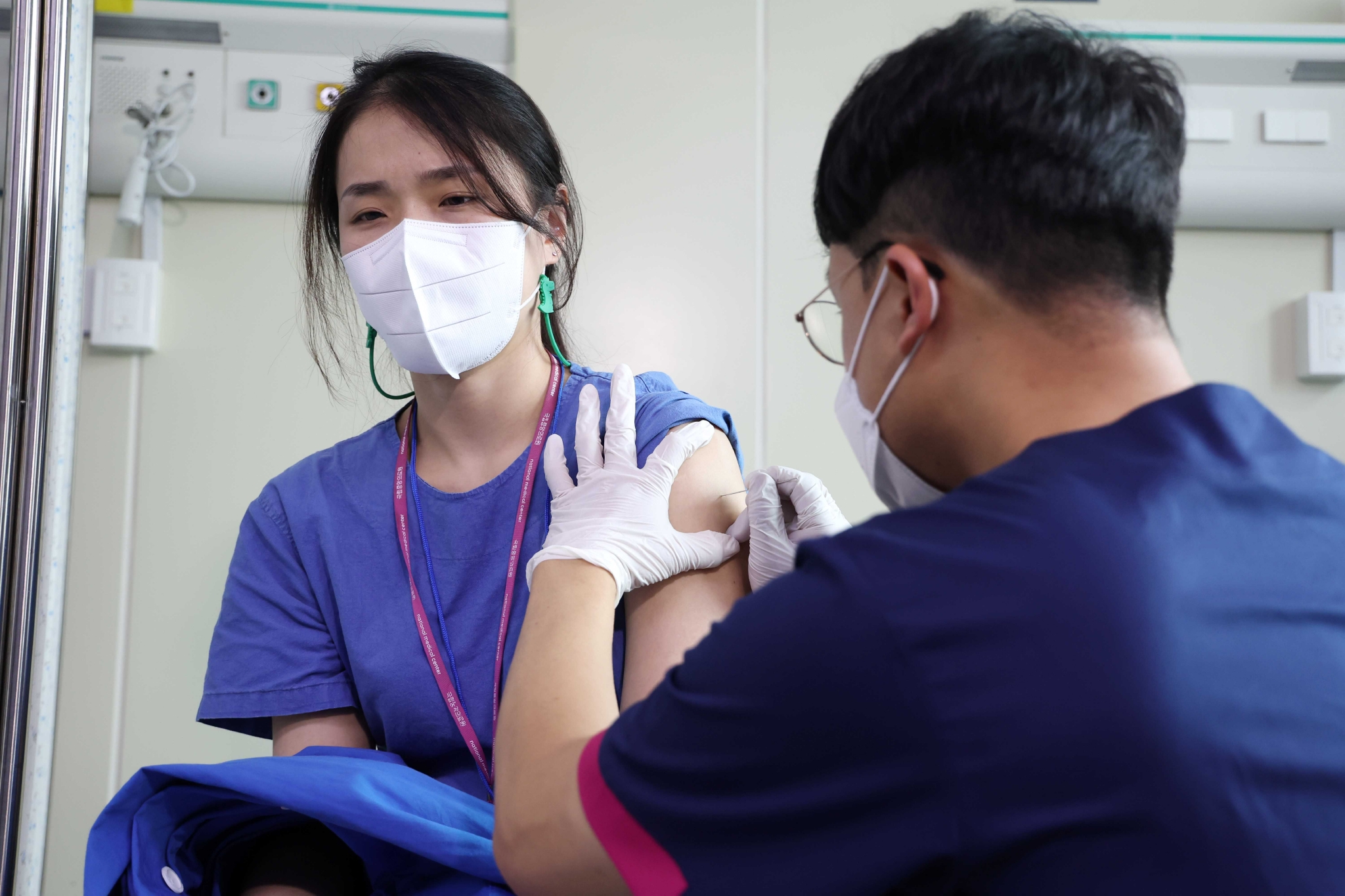 当地时间2022年6月27日，韩国首尔，国立中央医疗院开始为医护人员接种猴痘疫苗。图/IC photo