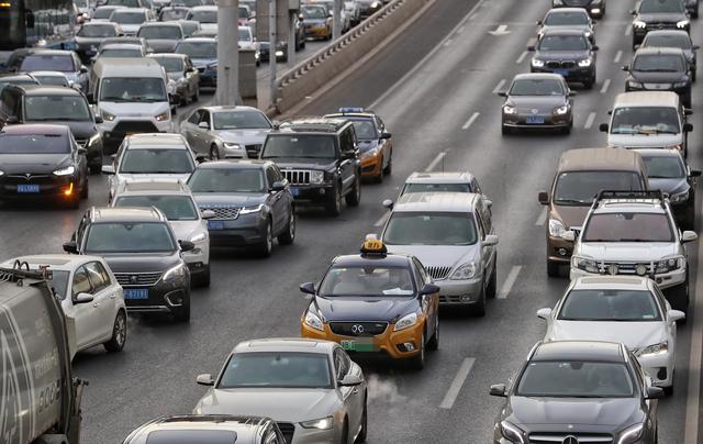 北京东三环早高峰,出租车在车流中行驶.新京报记者 王贵彬 摄