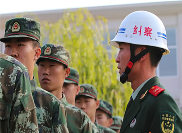 不同时期的纠察头盔武警部队还有一些特殊用途的头盔.