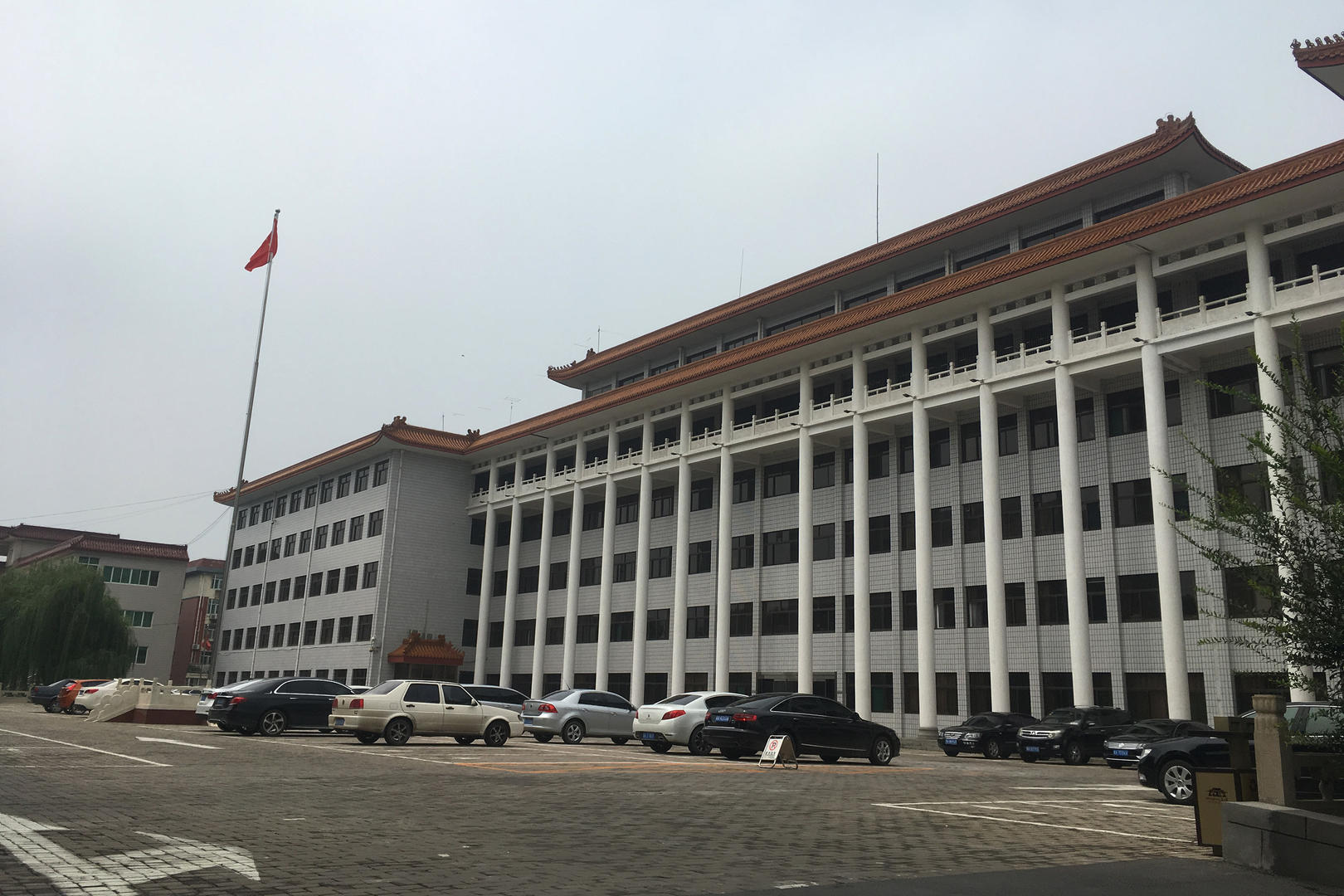 图为正定县政府大院,免费对外停车.图据icphoto