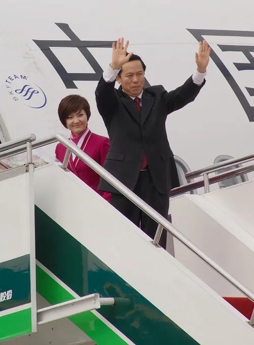 刘绍勇总经理向南航的工作人员挥手告别 图片来源：民用航空网