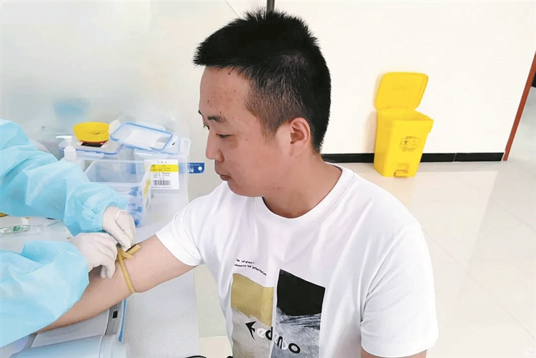 杜杨杨在无偿献血（资料图片）。