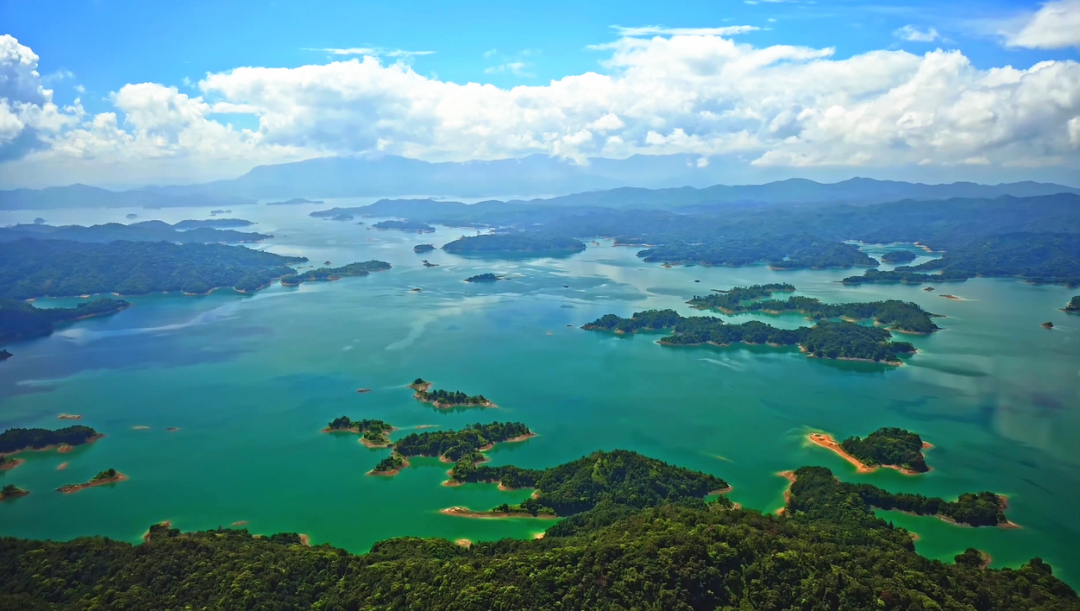 绿色低碳的主基调也为河源的发展定下了万绿湖不仅滋养着河源人民天上