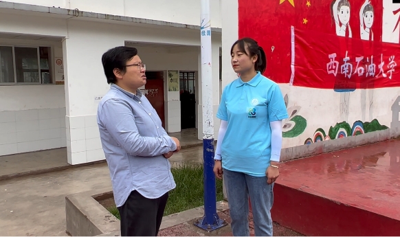 　　与吴利梅老师交谈