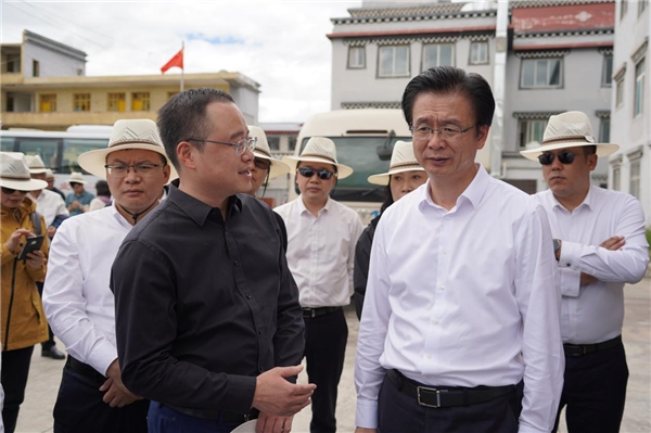 书记(右)一行汇报稻城高原ct项目建设情况该项目对稻城全县148处地质