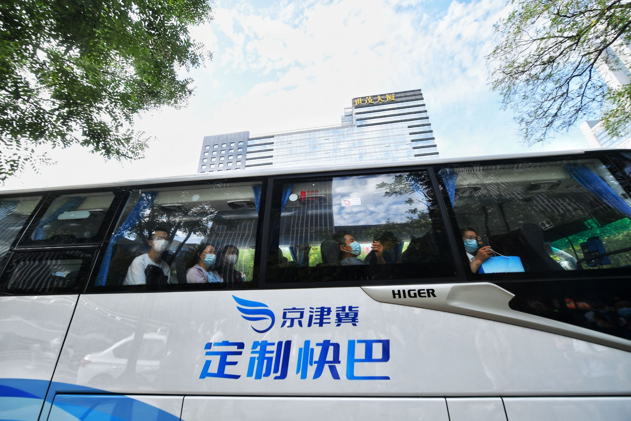 北三县进京通勤定制快巴今起开通燕郊班线几乎满员