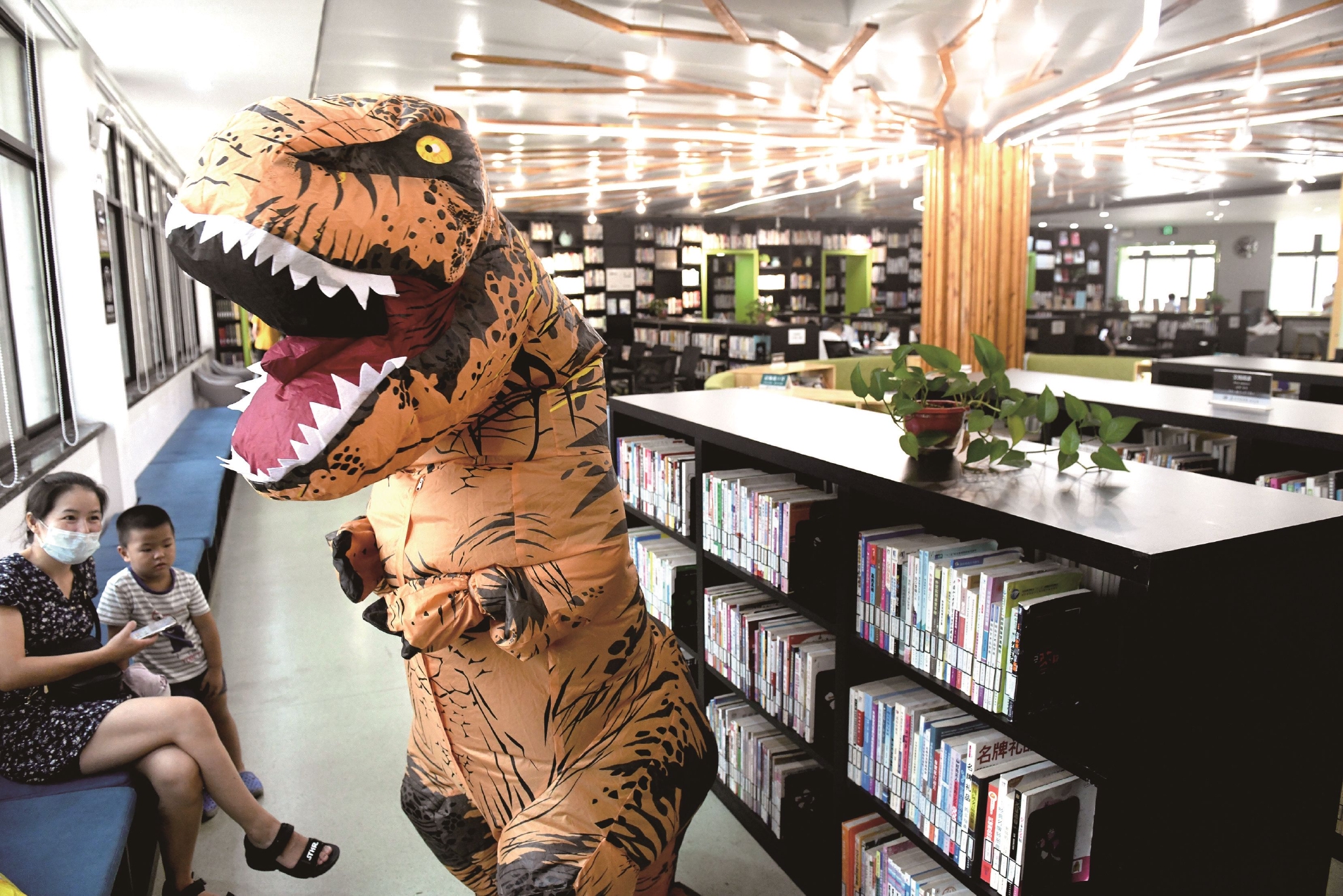 "恐龙"光临 图书馆
