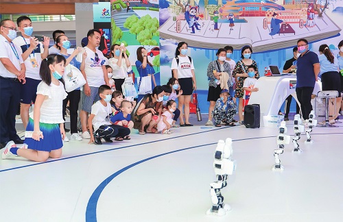 在第五届数字中国建设成果展览会上，机器人表演吸引小朋友驻足观看。