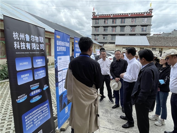 甘孜州政府副秘书长,浙江省驻甘孜州工作队队长罗林峰,稻城县委书记格