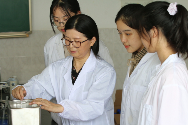 图为宁波中学学生暑期走进浙大宁波理工学院实验室做实验.学校供图