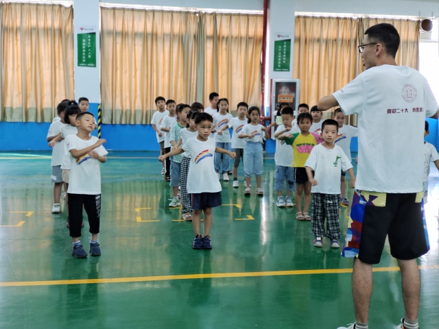 大学生志愿者为“小候鸟”带来体能拓展课程。学校供图